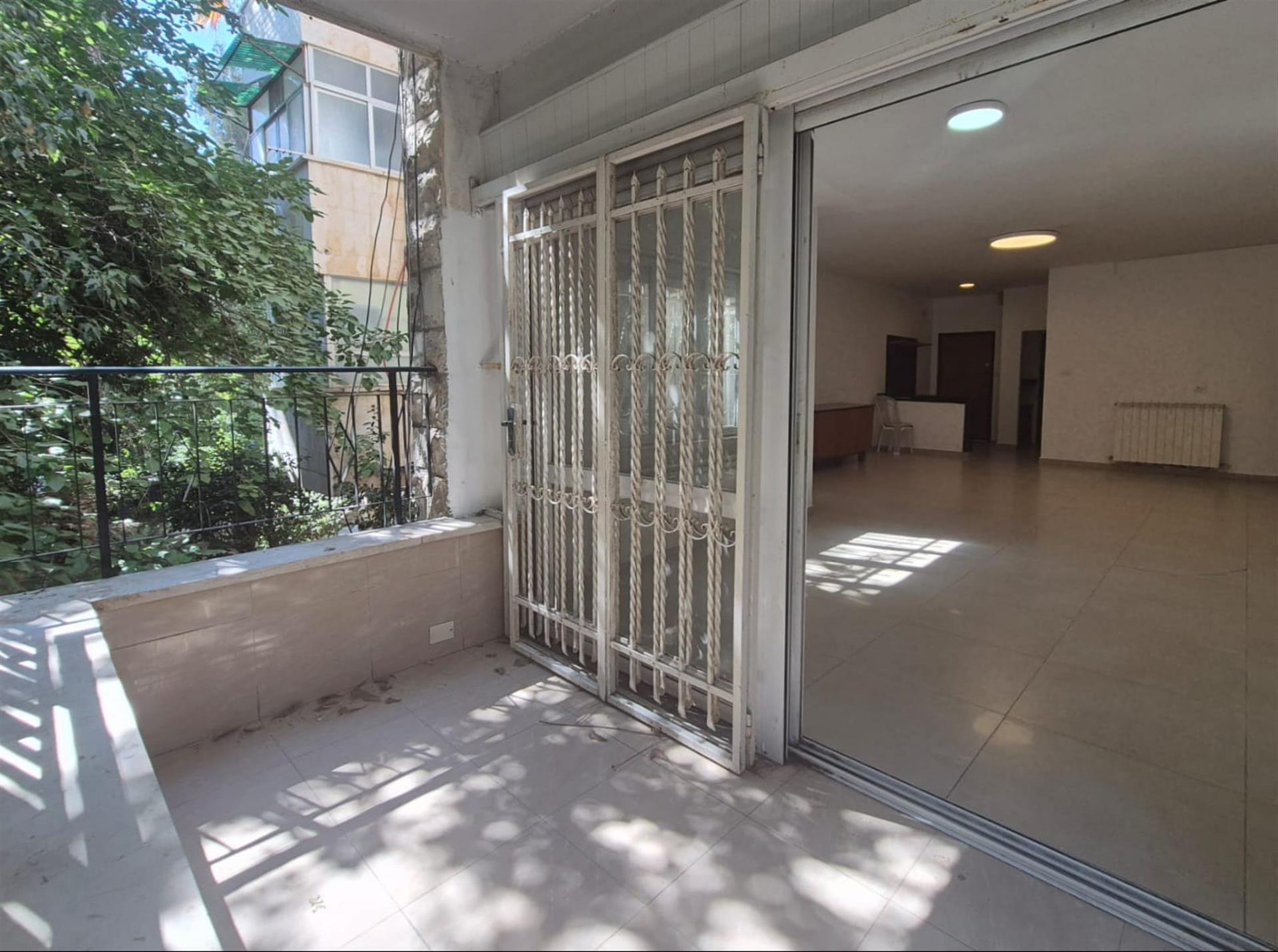 Spacious 4-Room Apartment with Green Views & Potential for 5 Rooms!