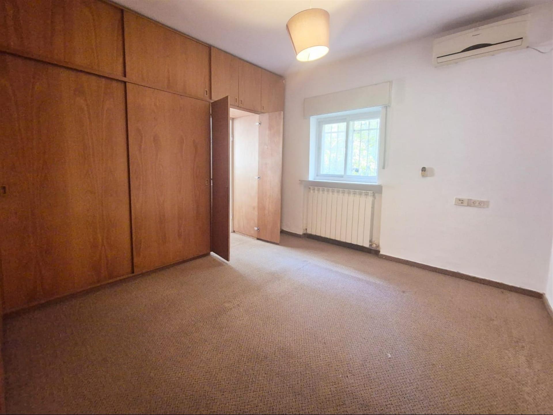 Spacious 4-Room Apartment with Green Views & Potential for 5 Rooms!