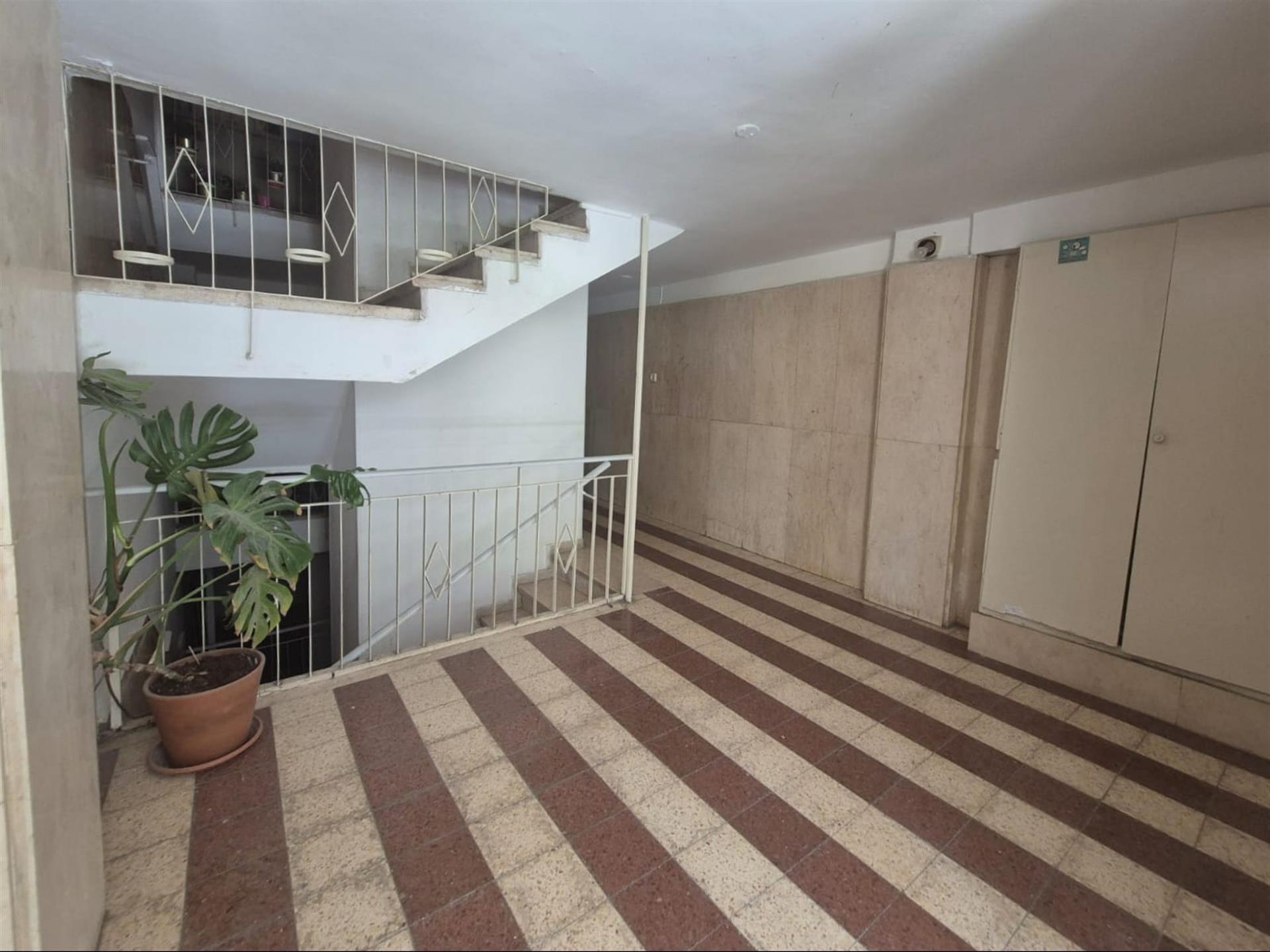 Spacious 4-Room Apartment with Green Views & Potential for 5 Rooms!