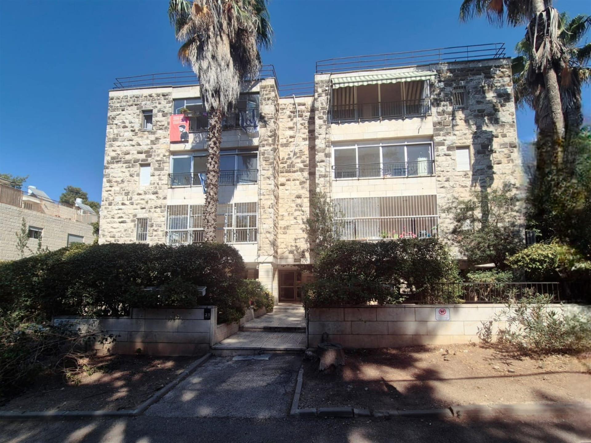Spacious 4-Room Apartment with Green Views & Potential for 5 Rooms!