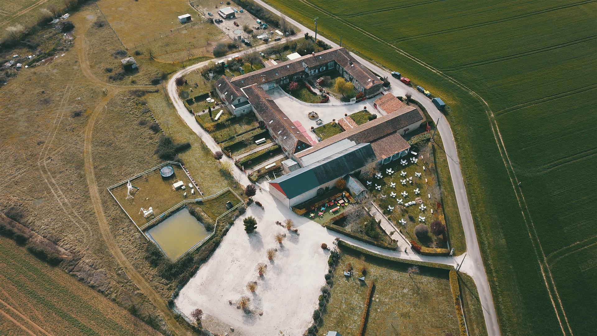 Complexo com sala de recepção e casas de campo