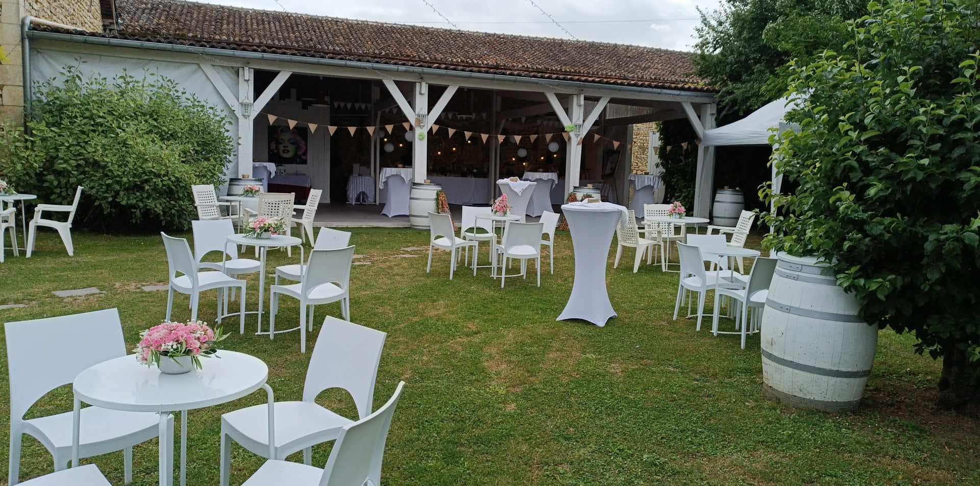 Complexo com sala de recepção e casas de campo