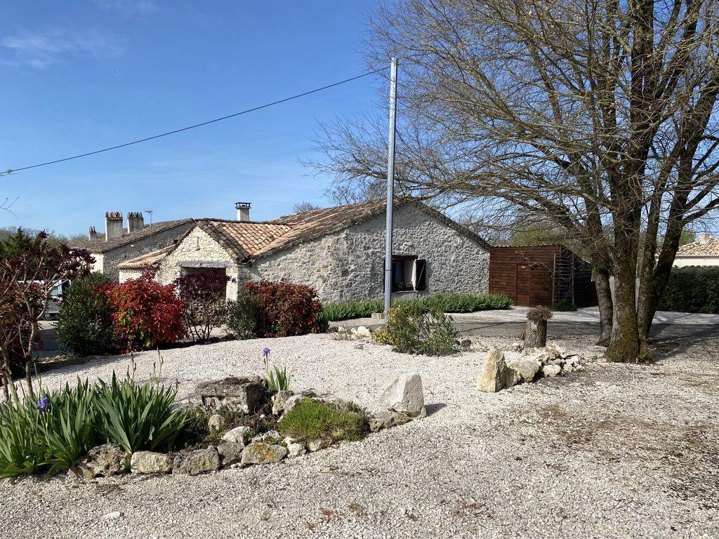 Tarn Et Garonne Stone house in a small hamlet with 3 beds, gardens and metal hangar