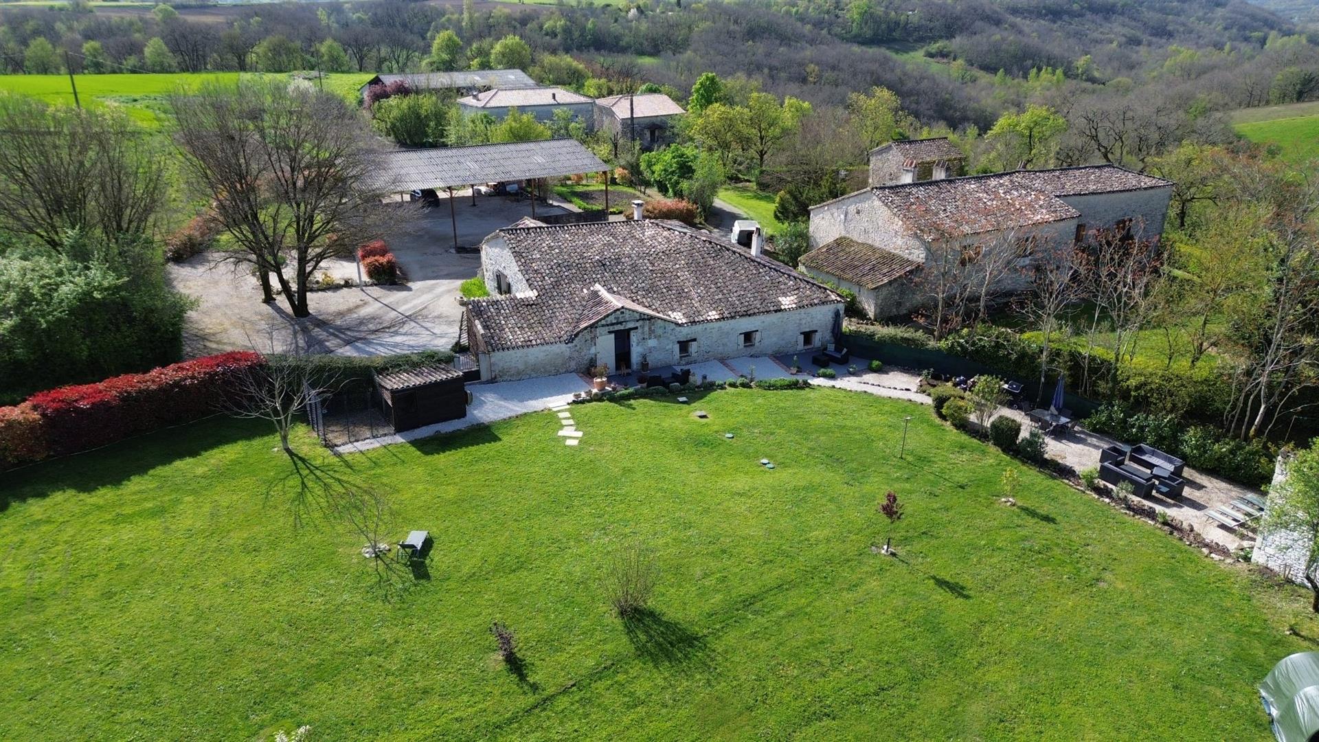 Tarn Et Garonne Stone house in a small hamlet with 3 beds, gardens and metal hangar