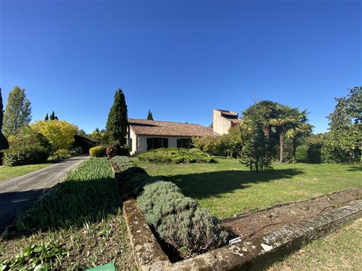 Tarn Et Garonne  Stunning country residence with pool, 3 bed guest house and 6+ hectares, beautiful 