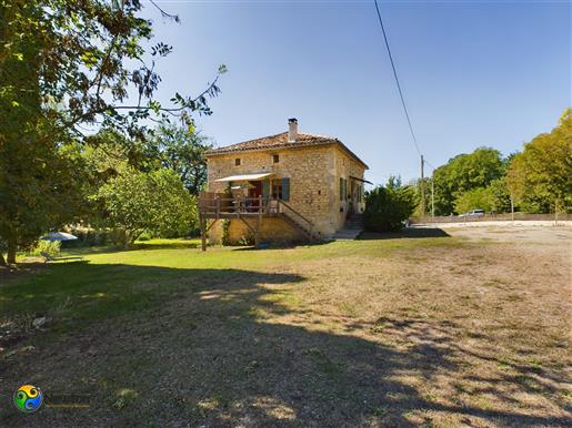  Tarn Et Garonne Quercy stone house with garden, pool and hangar, walking distance to the village
