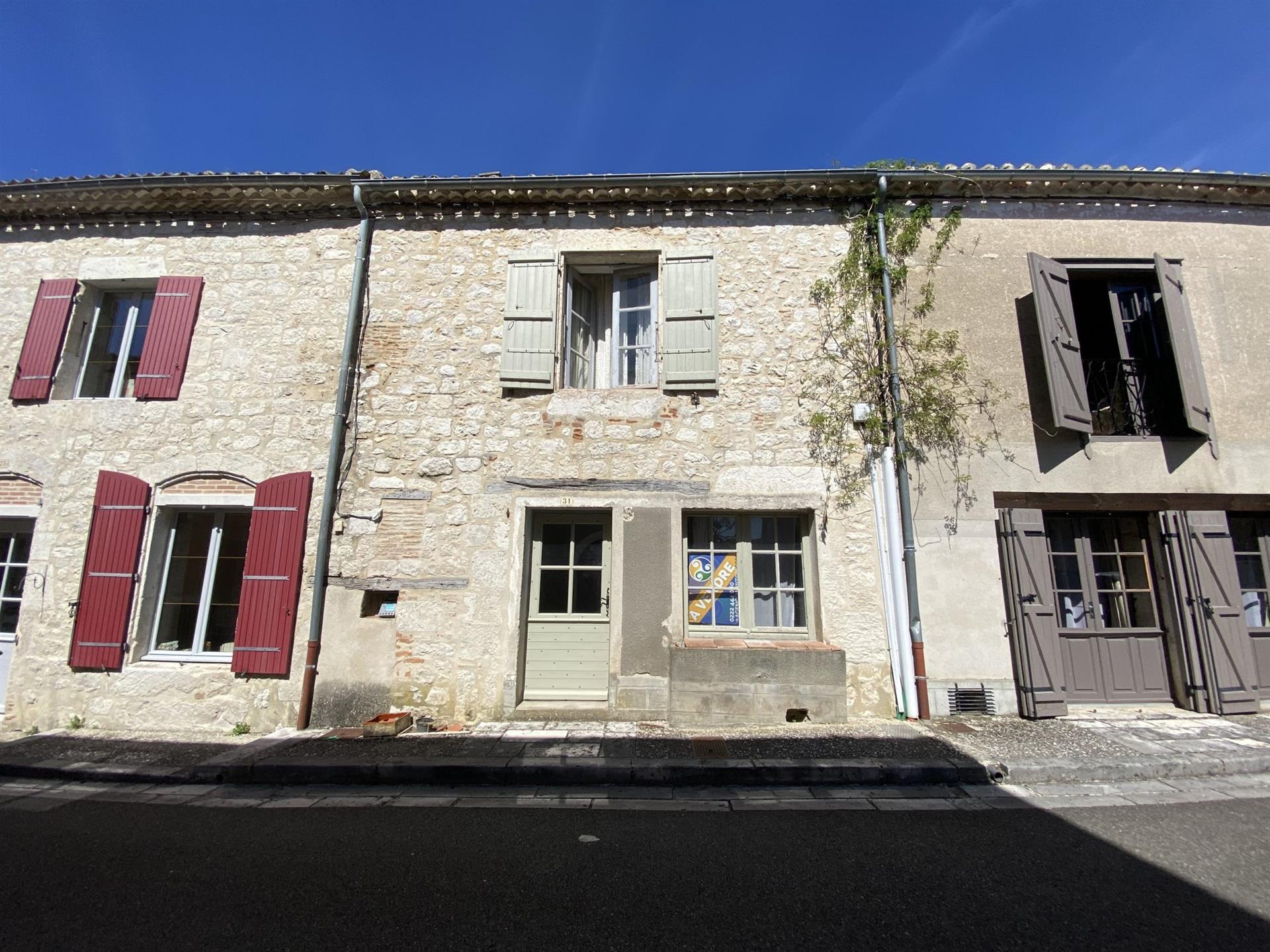  Lot Et Garonne Maison de village historique avec 3 chambres, à deux pas de la place principale