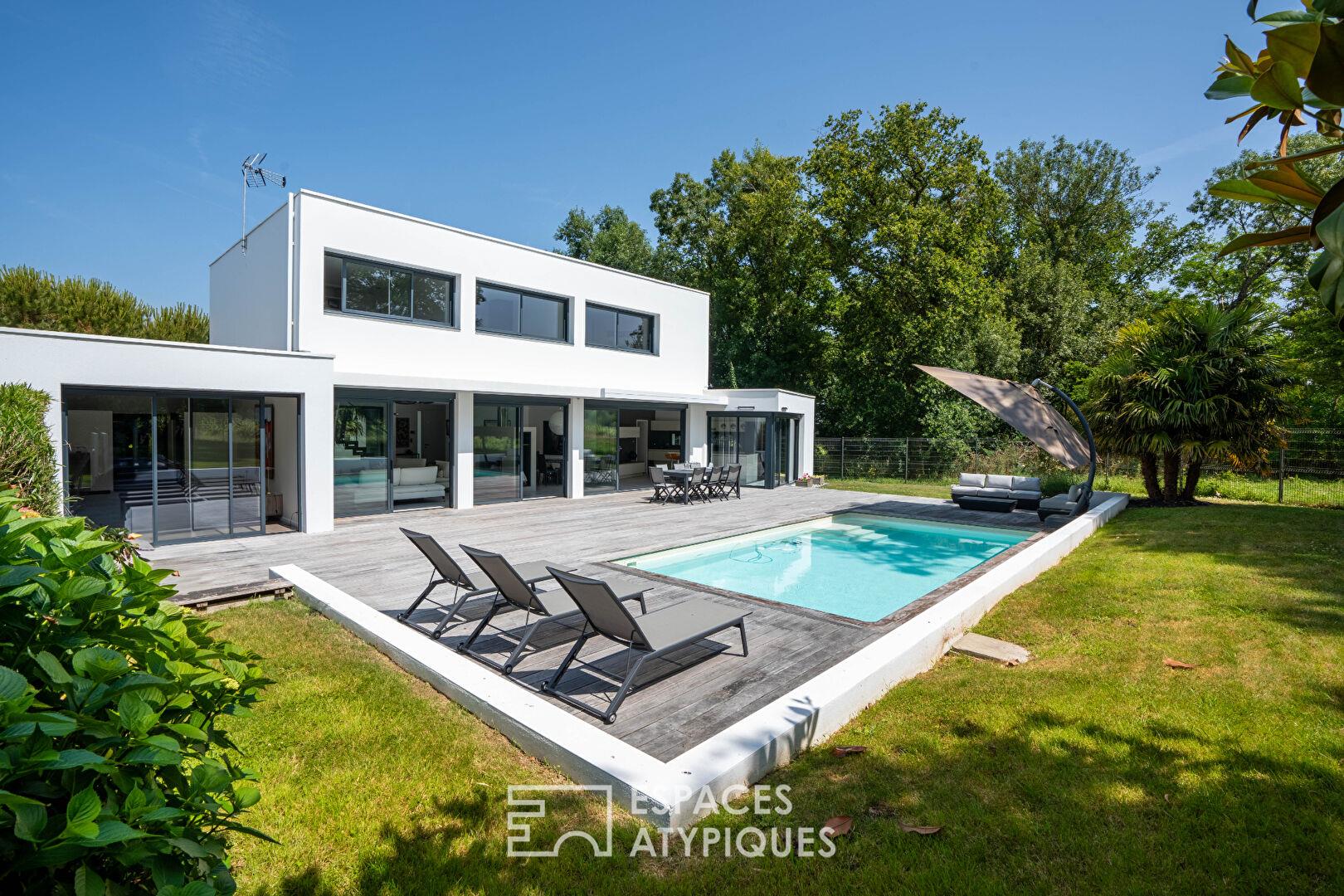 Californian villa with swimming pool and view of the vineyards