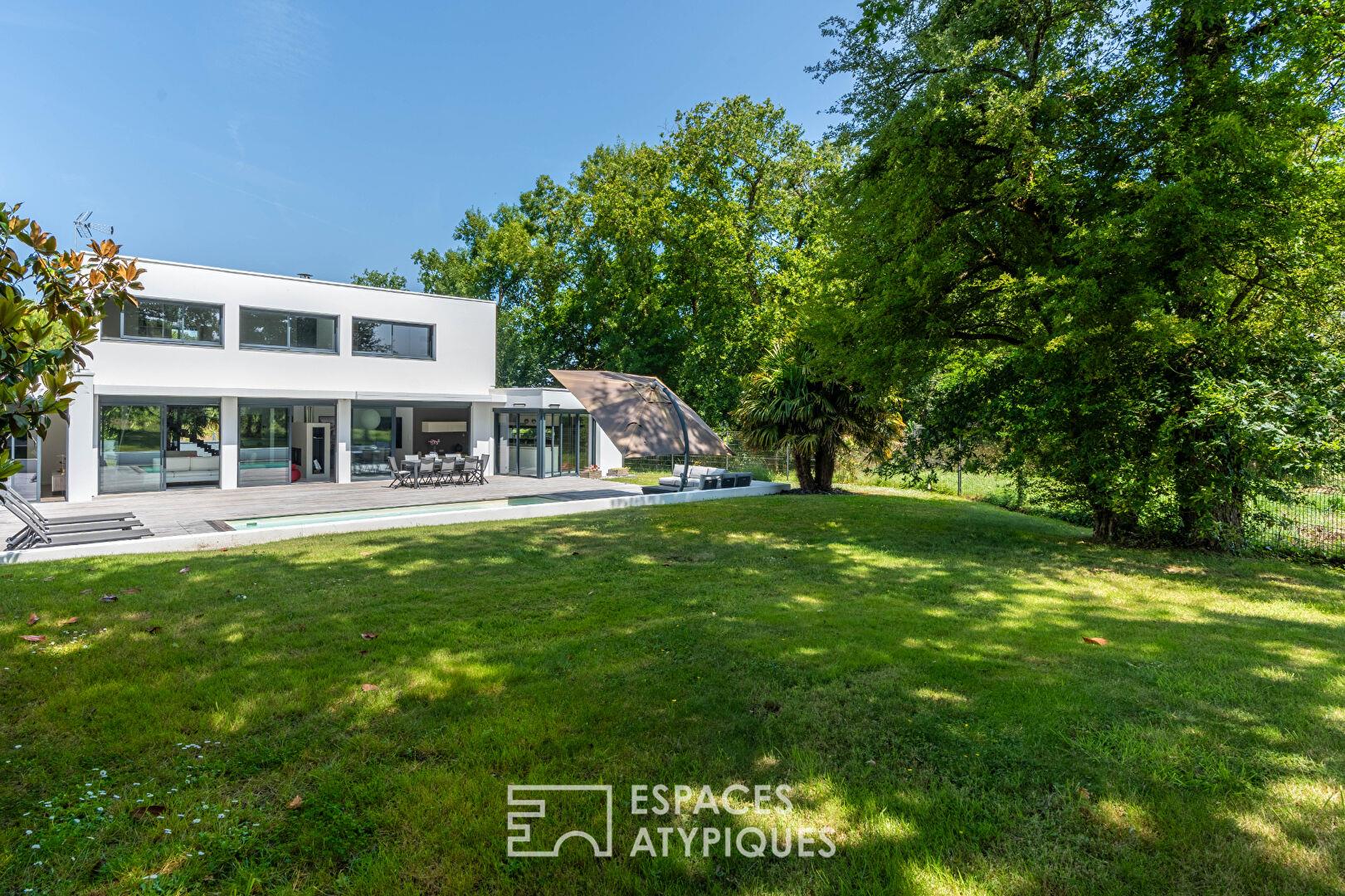 Californian villa with swimming pool and view of the vineyards