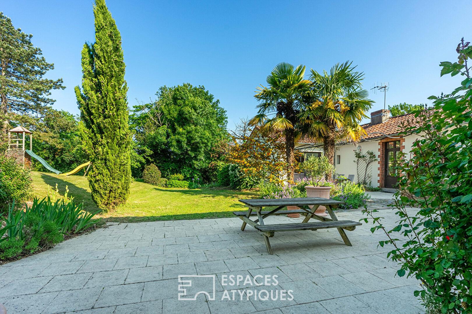 In Saint-Fiacre-sur-Maine, a charming house between vineyards and light.