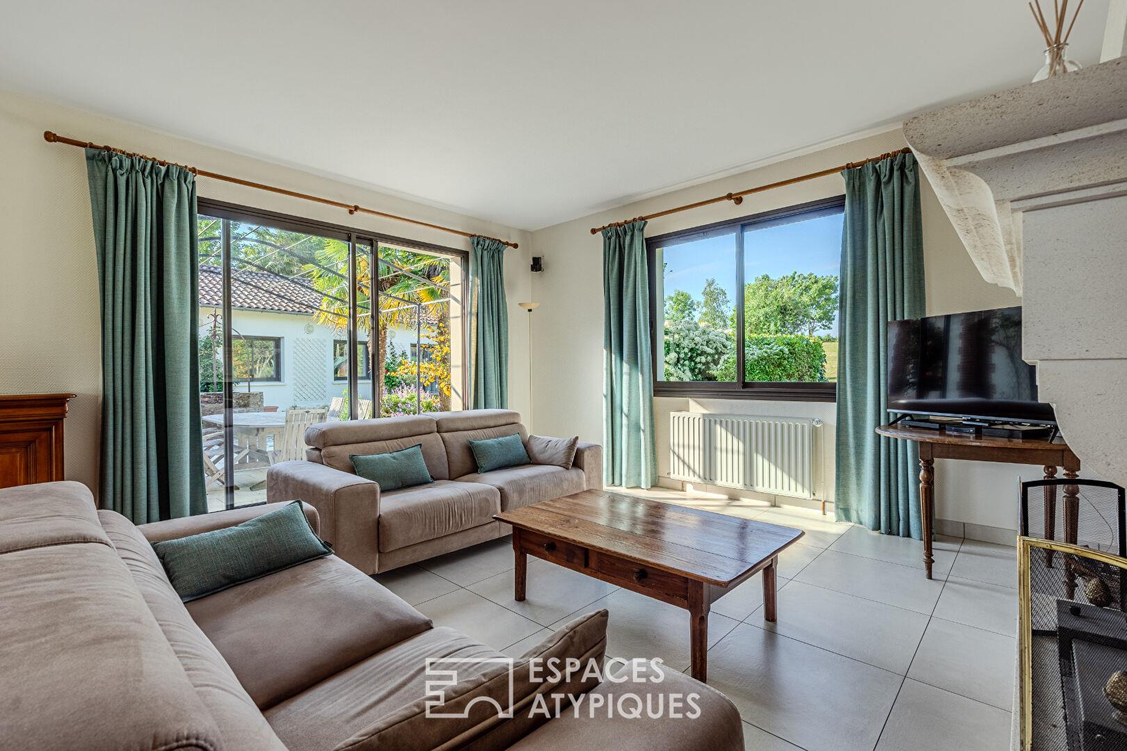 In Saint-Fiacre-sur-Maine, a charming house between vineyards and light.