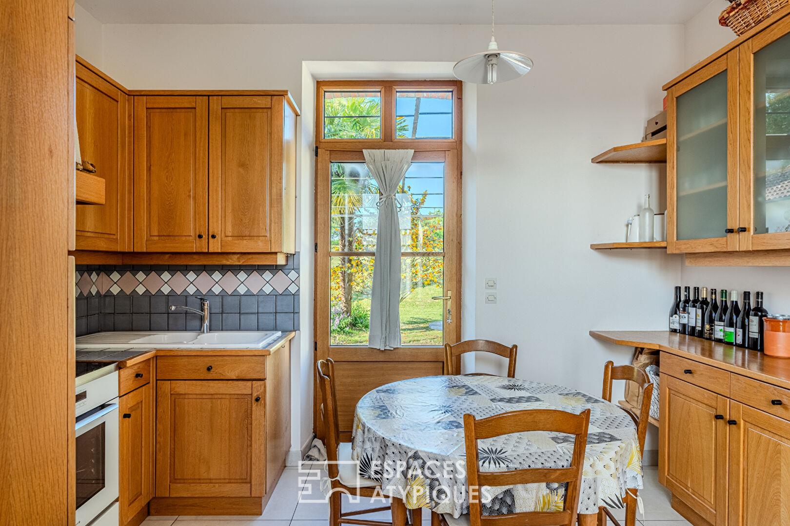 In Saint-Fiacre-sur-Maine, a charming house between vineyards and light.