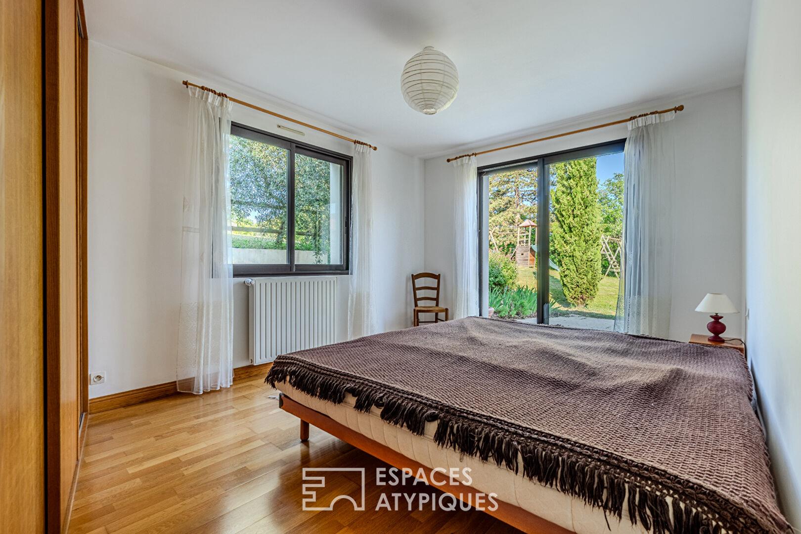 In Saint-Fiacre-sur-Maine, a charming house between vineyards and light.