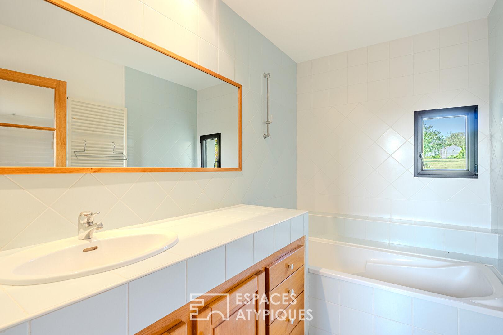 In Saint-Fiacre-sur-Maine, a charming house between vineyards and light.