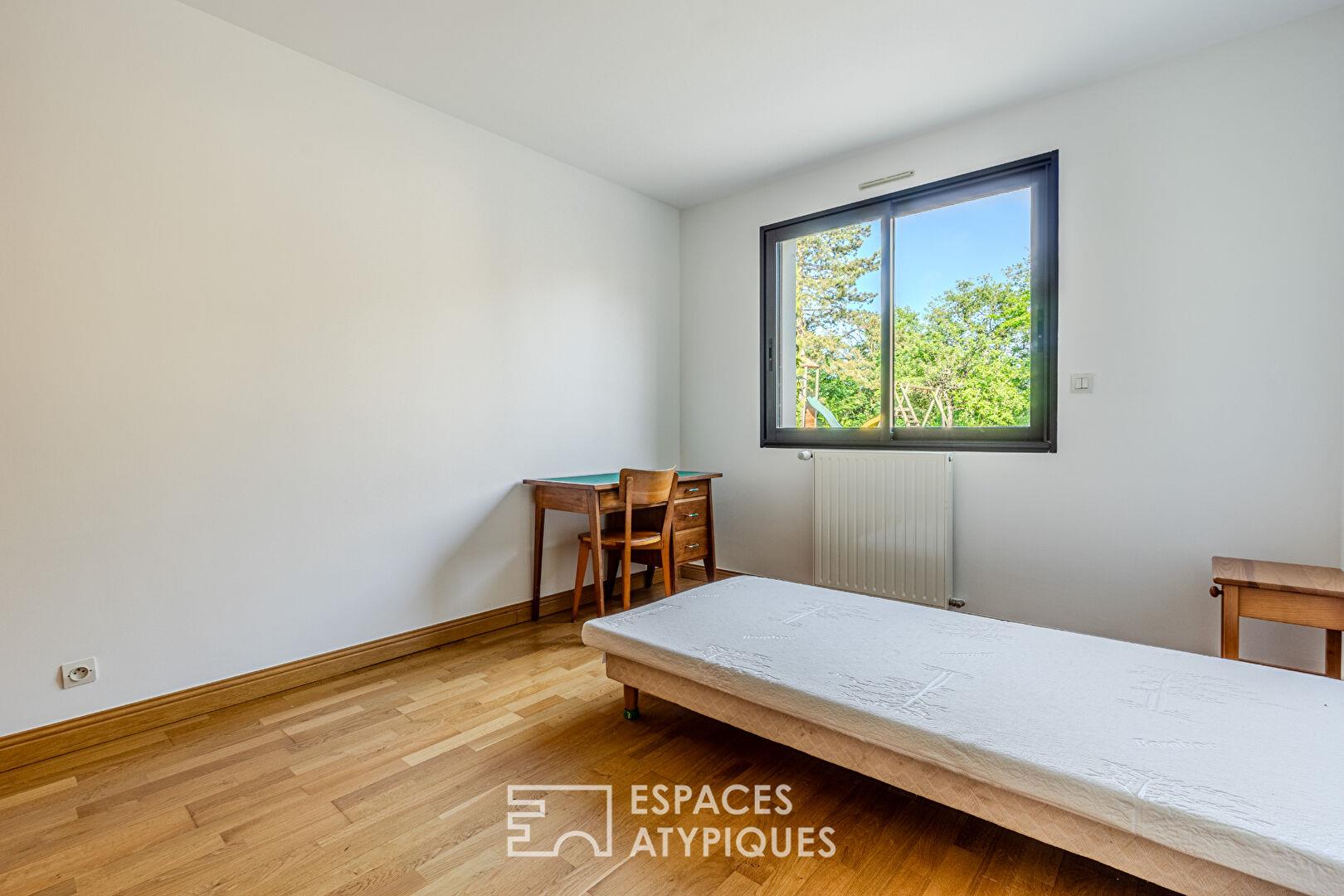 In Saint-Fiacre-sur-Maine, a charming house between vineyards and light.