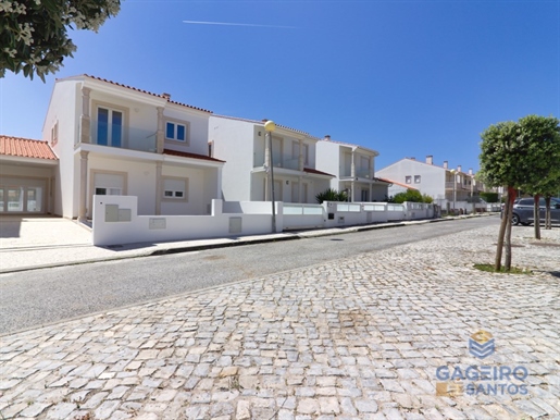 3 bedroom townhouse, with swimming pool, located in a very quiet area of São Martinho do Porto.