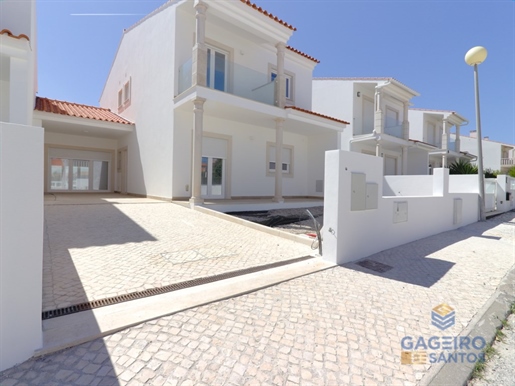 3 bedroom townhouse, with swimming pool, located in a very quiet area of São Martinho do Porto.