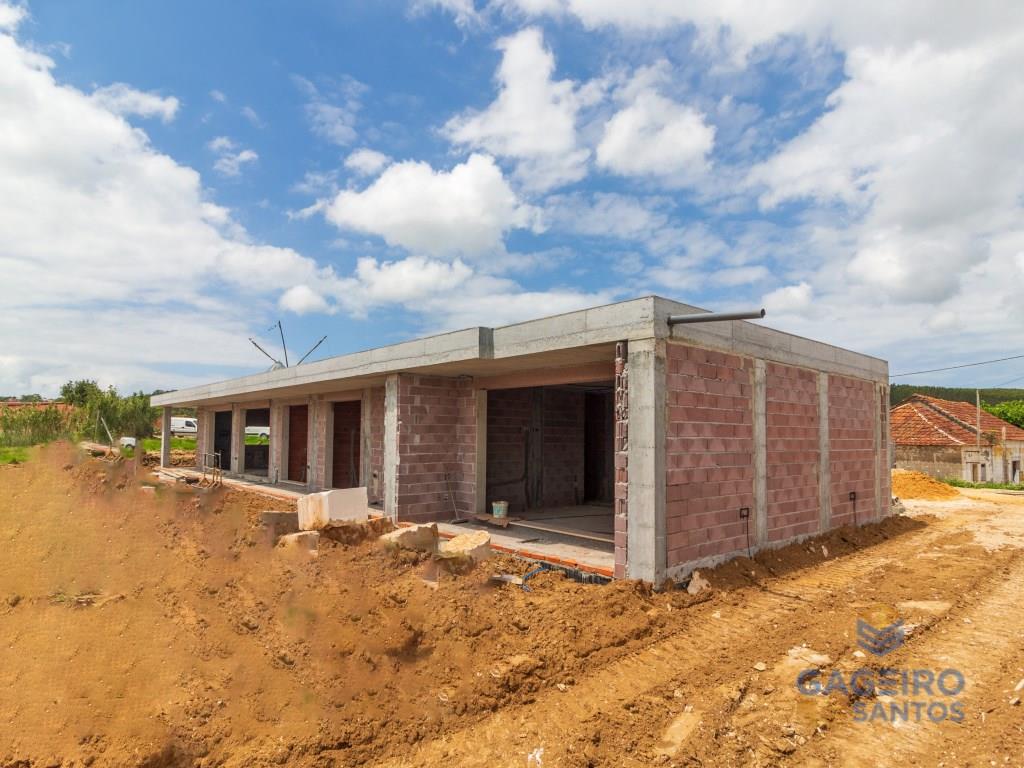 4 bedroom villa with swimming pool, under construction, 10 minutes from the bay of São Martinho do P
