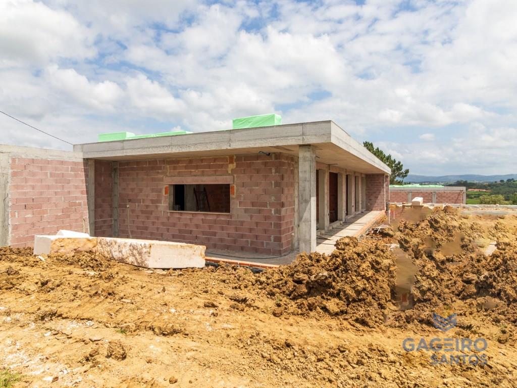 4 bedroom villa with swimming pool, under construction, 10 minutes from the bay of São Martinho do P