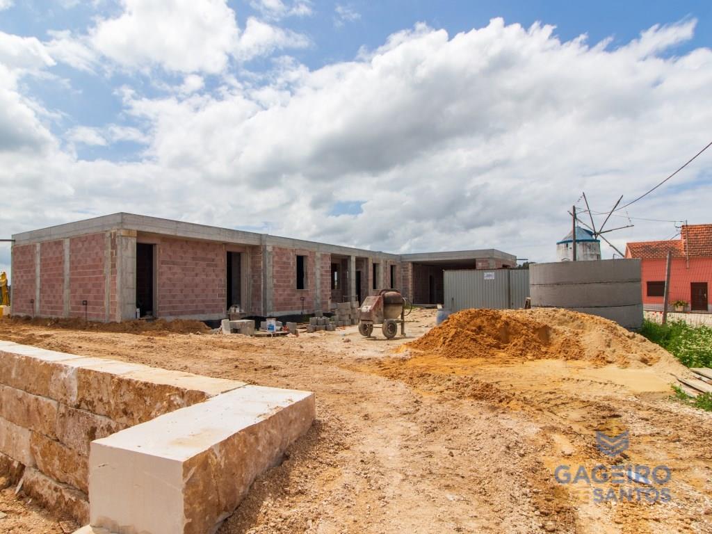 4 bedroom villa with swimming pool, under construction, 10 minutes from the bay of São Martinho do P