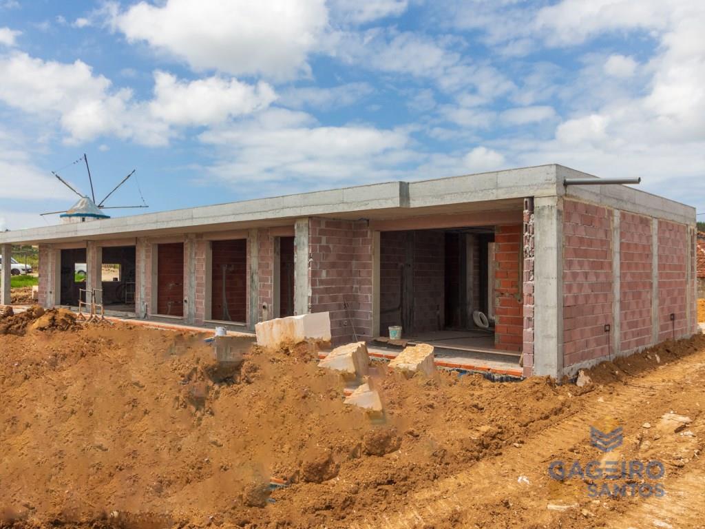 4 bedroom villa with swimming pool, under construction, 10 minutes from the bay of São Martinho do P