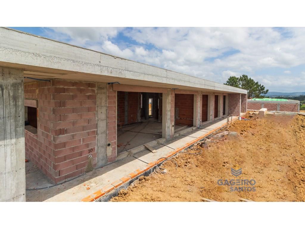 4 bedroom villa with swimming pool, under construction, 10 minutes from the bay of São Martinho do P