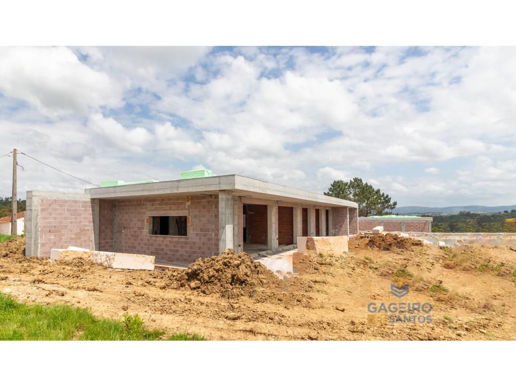 4 bedroom villa with swimming pool, under construction, 10 minutes from the bay of São Martinho do P