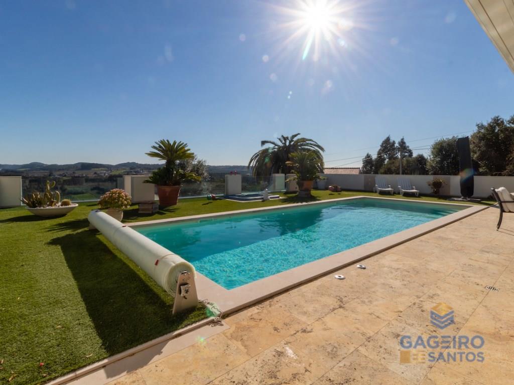 Spectacular 4 bedroom villa with swimming pool and magnificent view of the Serra dos Candeeiros