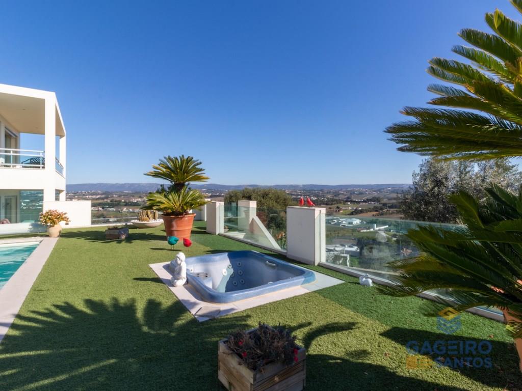 Spectacular 4 bedroom villa with swimming pool and magnificent view of the Serra dos Candeeiros