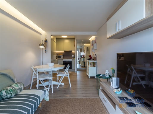 Apartamento com 2 quartos (T1+1) a apenas 30 metros da baía de São Martinho do Porto.