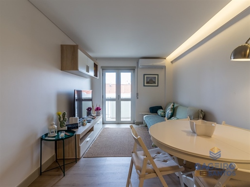 Apartamento com 2 quartos (T1+1) a apenas 30 metros da baía de São Martinho do Porto.