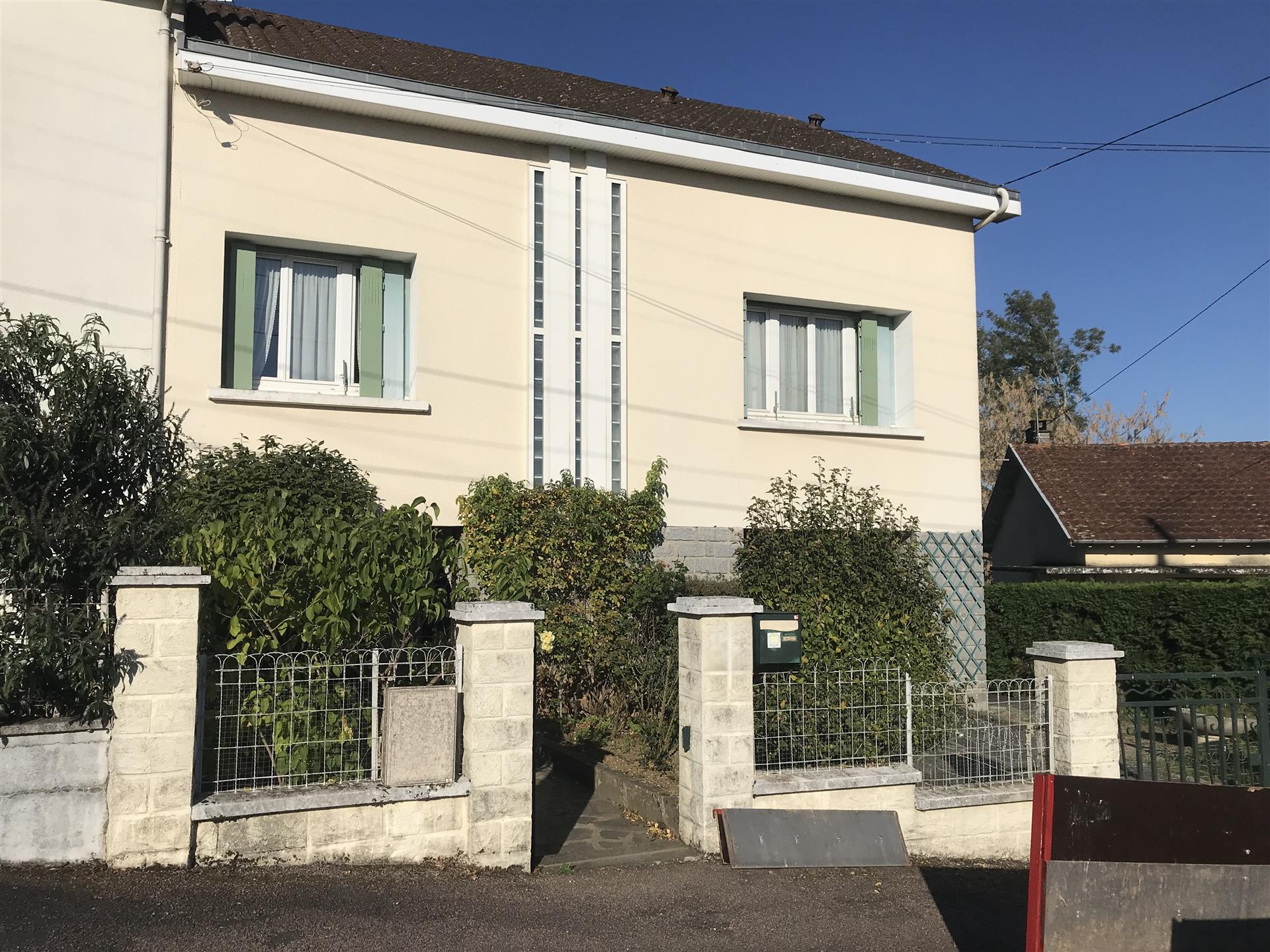 Semi-detached townhouse on one side with pleasant garden of 580 m².