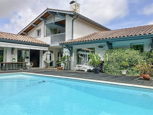 Prachtige villa te koop in Soorts- Hossegor met zwembad.