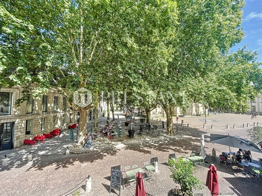 Quartier Sainte Croix - Immeuble de rapport en pierre sur une jolie place au coeur de Bordeaux