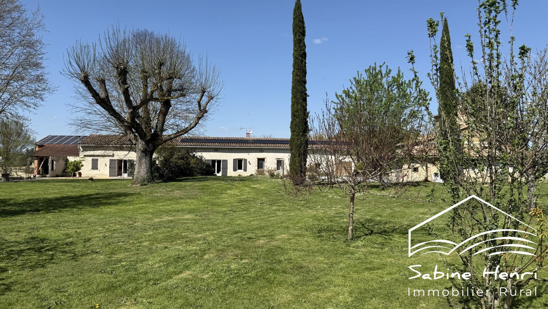 Belle propriété de 4 chabres + 2 gîtes sur plus de 1,2 hectar