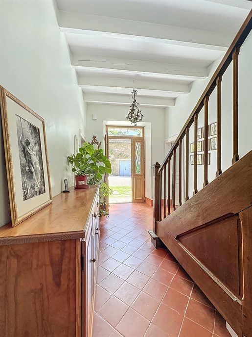 Maison ancienne rénovée avec terrain et piscine