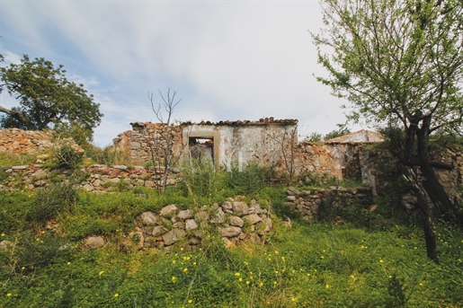 Terreno urbano com ruína em São Brás de Alportel