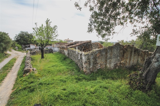 Stedelijk land met ruïne in São Brás DE Alportel