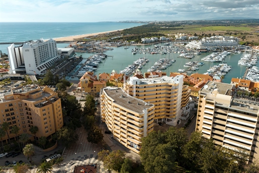 T2 in Vilamoura mit Schwimmbad, Parkplatz und Blick auf den Yachthafen