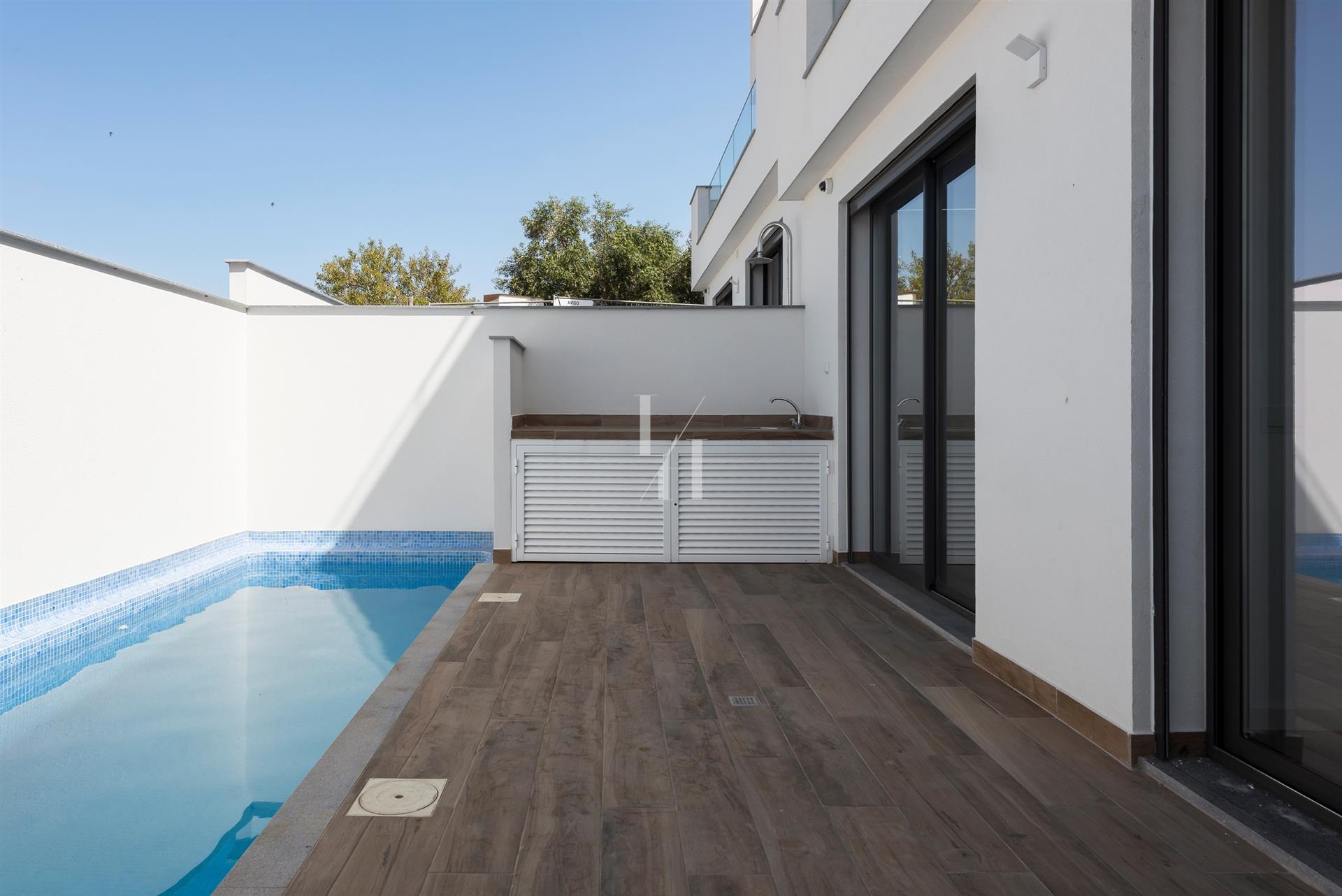 3 bedroom semi-detached villa with pool and views of the sea and Ria Formosa