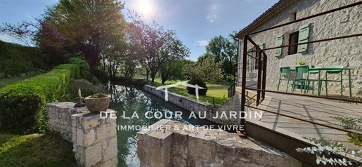 Moulin restauré au coeur d'un écrin de verdure.