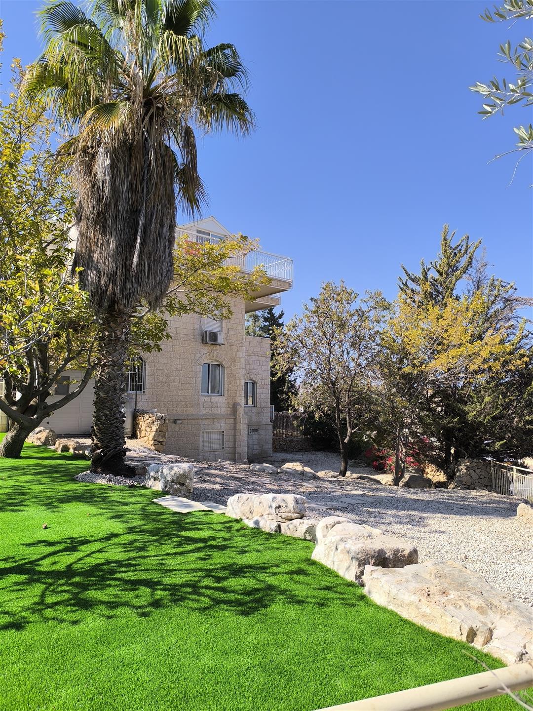 Large house in the heart of Tekoa