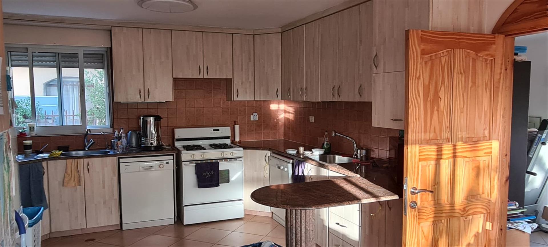 Large house in the heart of Tekoa