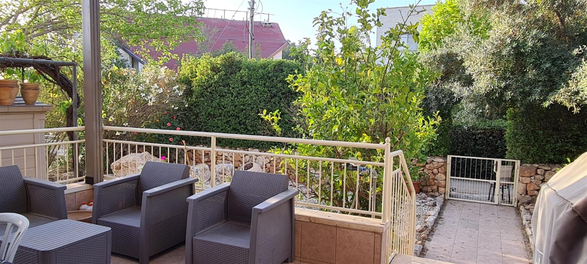 Large house in the heart of Tekoa