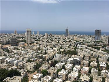 דירת יוקרה גבוהה עם מרפסת במגדל חדש במרכז  תל אביב