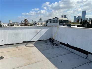 Un nouveau penthouse spécial à Tel Aviv sur un seul niveau avec de larges terrasses ensoleillées