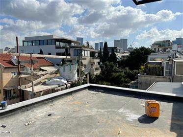 Un nouveau penthouse spécial à Tel Aviv sur un seul niveau avec de larges terrasses ensoleillées