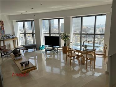 Amplio apartamento amueblado de lujo con vistas gratuitas al mar, a poca distancia de Rothschild Bou