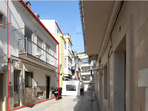 Building for sale for commerce and housing 2 steps from Nazaré beach