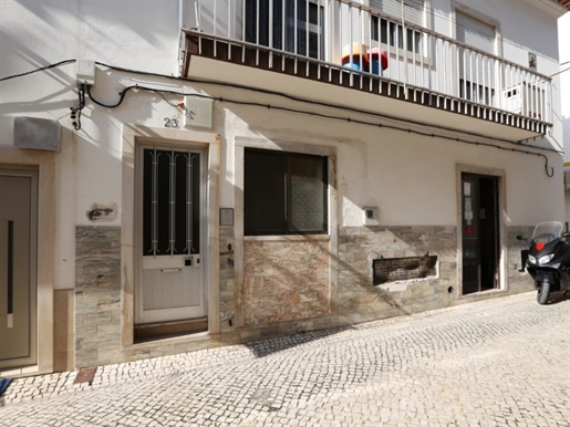 Building for sale for commerce and housing 2 steps from Nazaré beach